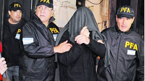 El menor de los Schoklender, el mi�rcoles, cuando era trasladado desde una comisar�a de Palermo tras haber sido indagado por el juez.