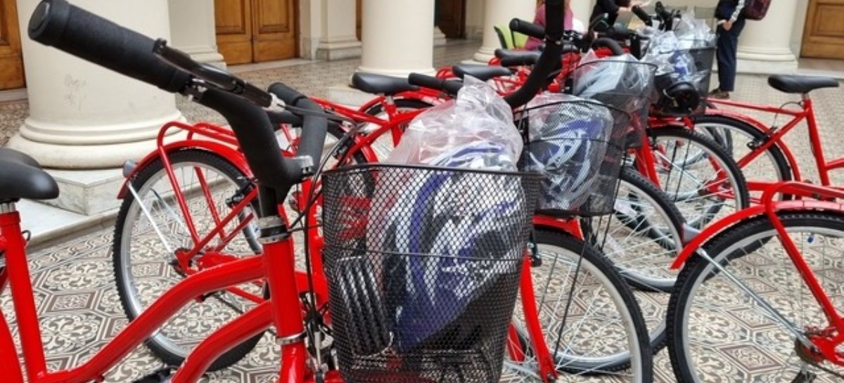 La Universidad Nacional de La Plata entregó bicicletas a sus estudiantes