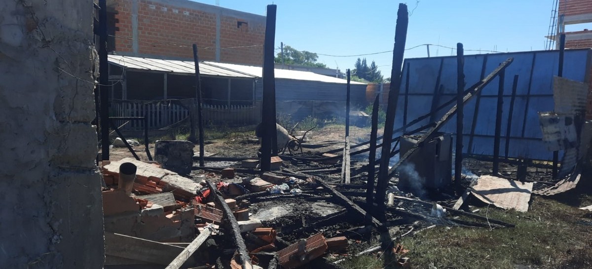 La Plata: una familia perdió su casa en un incendio y piden ayuda urgente