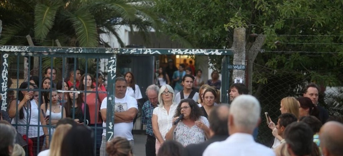 En La Plata hubo marchas contra los cierres de los Bachilleratos de Adultos