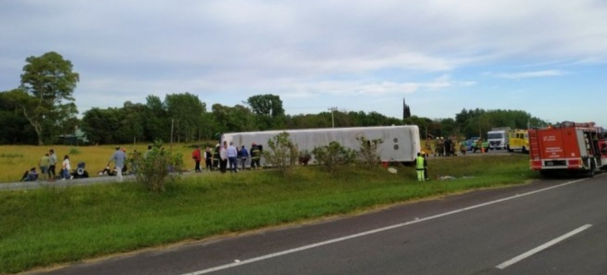 Tragedia en la Ruta 2 a la altura de Lezama: volcó un micro con estudiantes y hay fallecidos