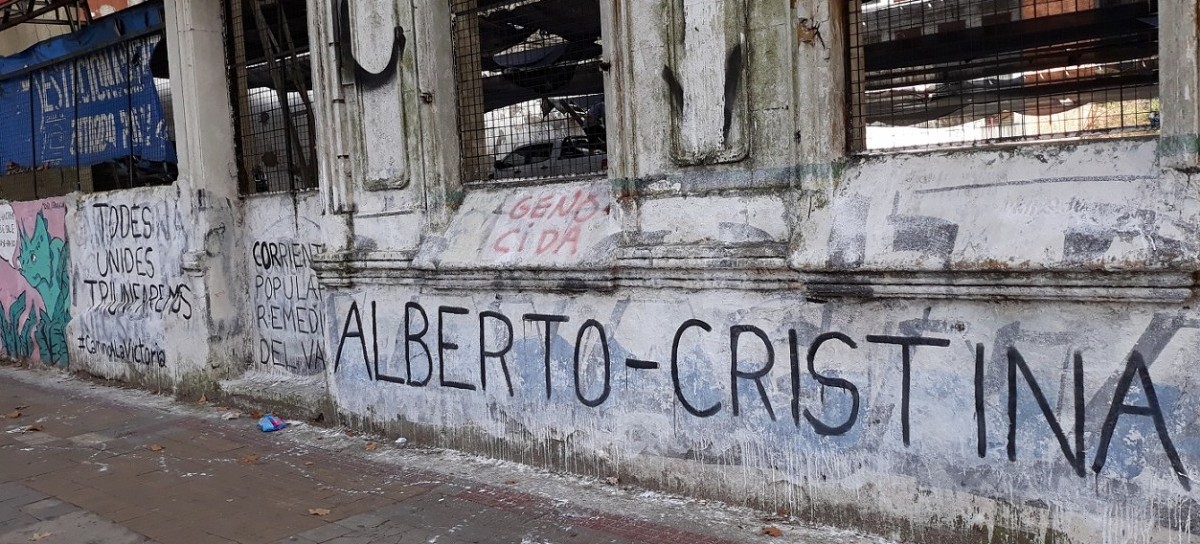 A juzgar por las pintadas, ¿Empiezan a cantar la marcha así: "Les muchaches peronistas…"?