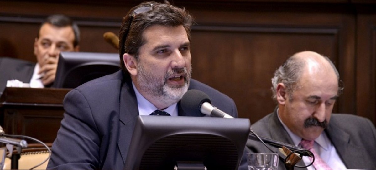 El diputado Silvestre pidió que los docentes discutan "con los chicos en la escuela"