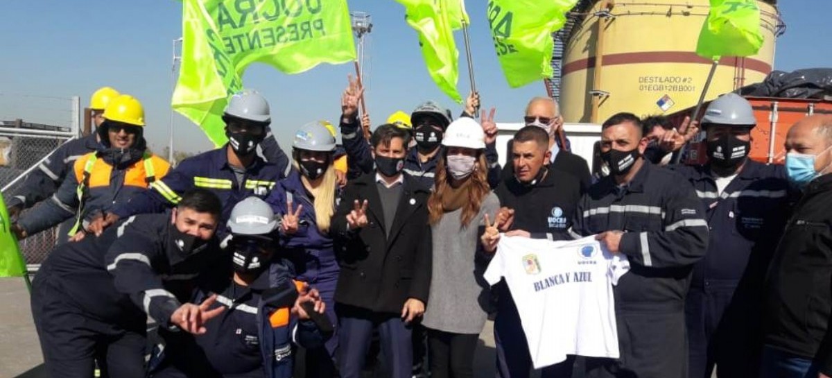 En medio de la fuerte interna, el gobernador Kicillof se mostró con un sector de la UOCRA La Plata