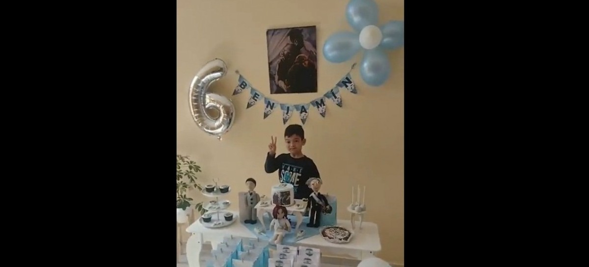 Se hizo viral el video de un niño que festejó su cumpleaños con cotillón peronista y sin amigos