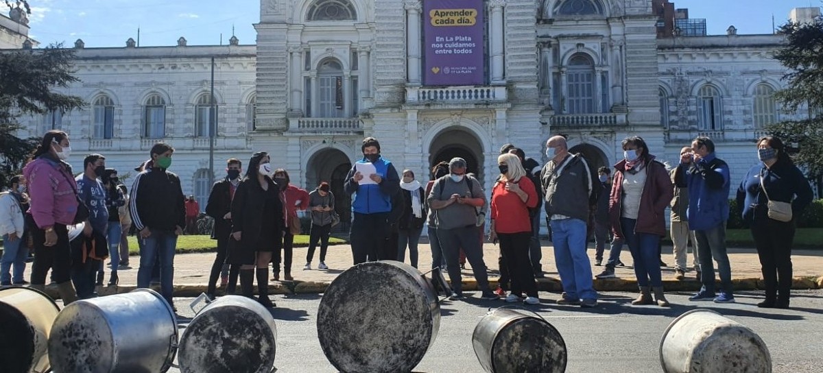 Ollas Vacías de los Comités Populares frente al Palacio Municipal de La Plata