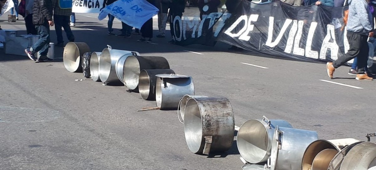 Ollas Vacías de los Comités Populares frente al Palacio Municipal de La Plata