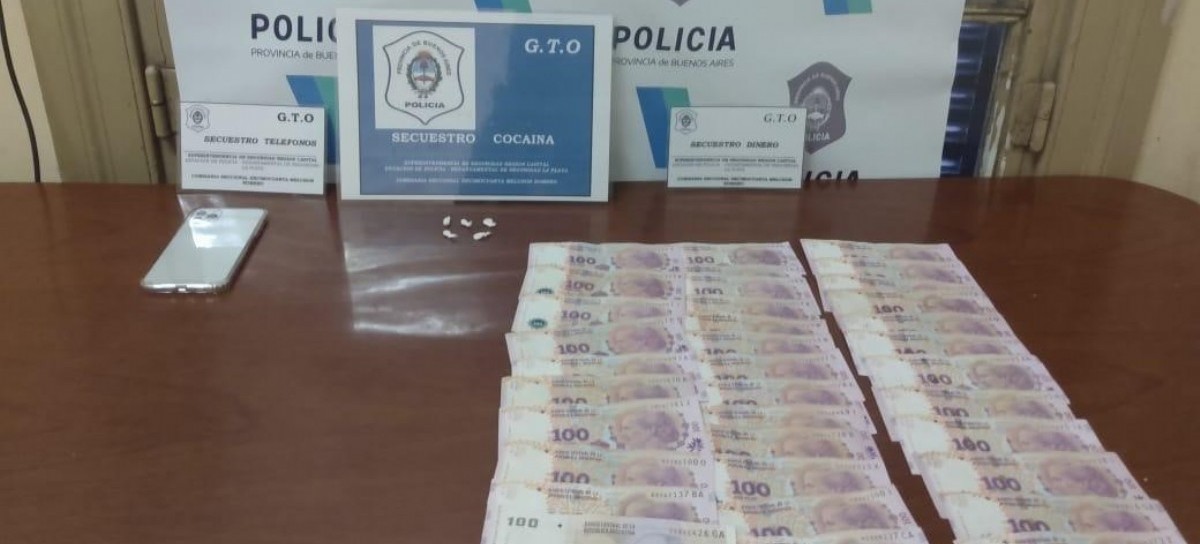 La Plata: conducía a alta velocidad y al detener su marcha descubrieron que tenía cocaína y dinero
