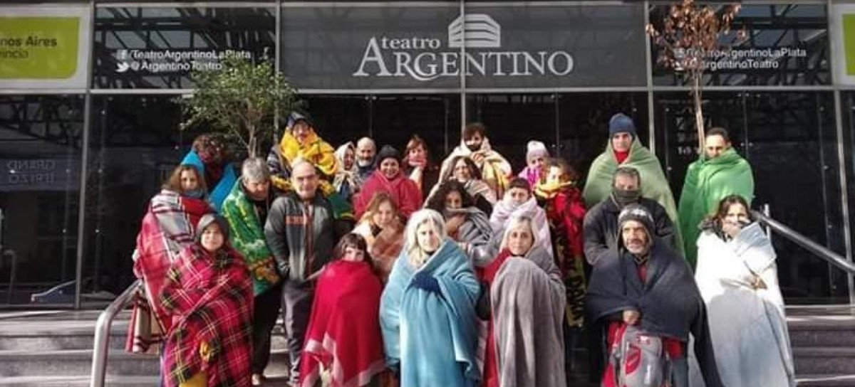 El peor vestuario y la peor cara del Teatro Argentino de La Plata: empleados castigados por el frío