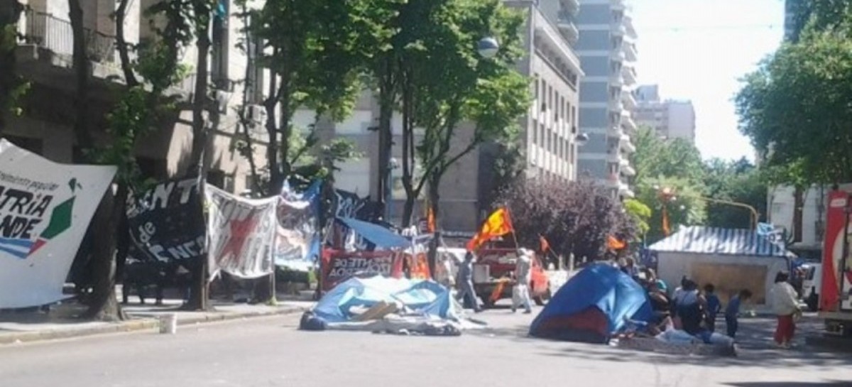 Aumenta la tensión en Mar del Plata: El acampe frente a la Municipalidad ya lleva 14 días