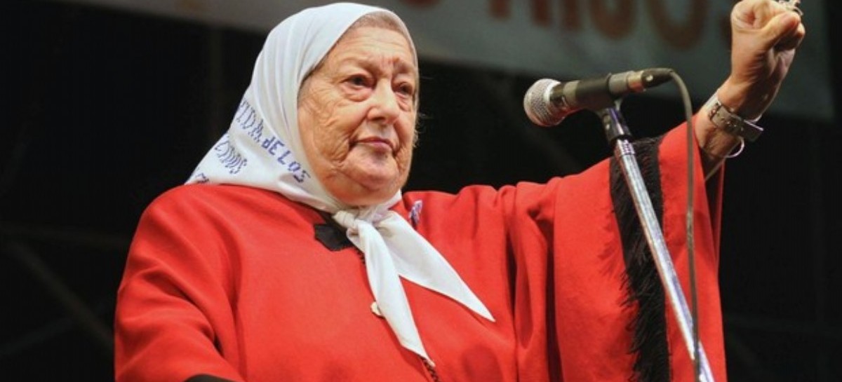 Como si fuera del Gobierno, Hebe de Bonafini pidió "perdón de rodillas" por el acuerdo con el FMI