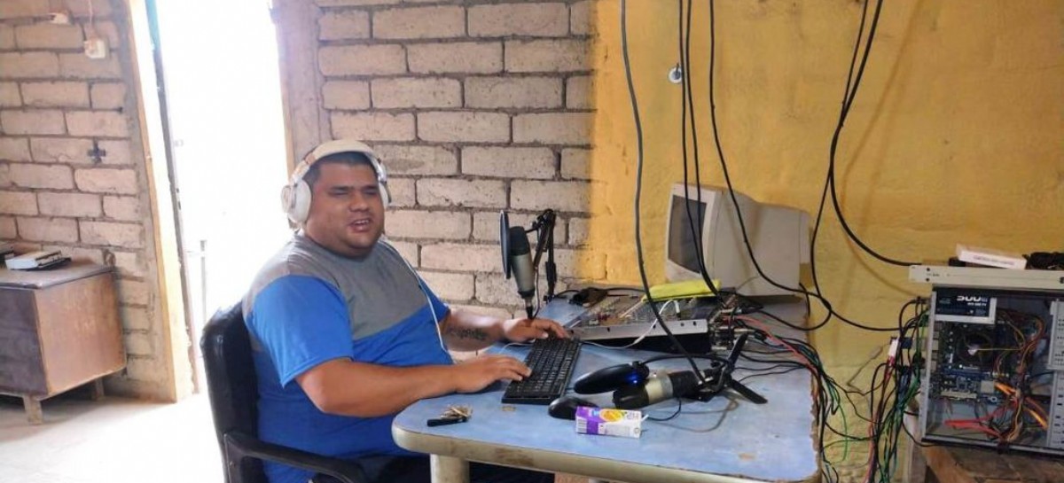 Nicolás Alfaro es no vidente pero igual montó un radio que maneja totalmente solo