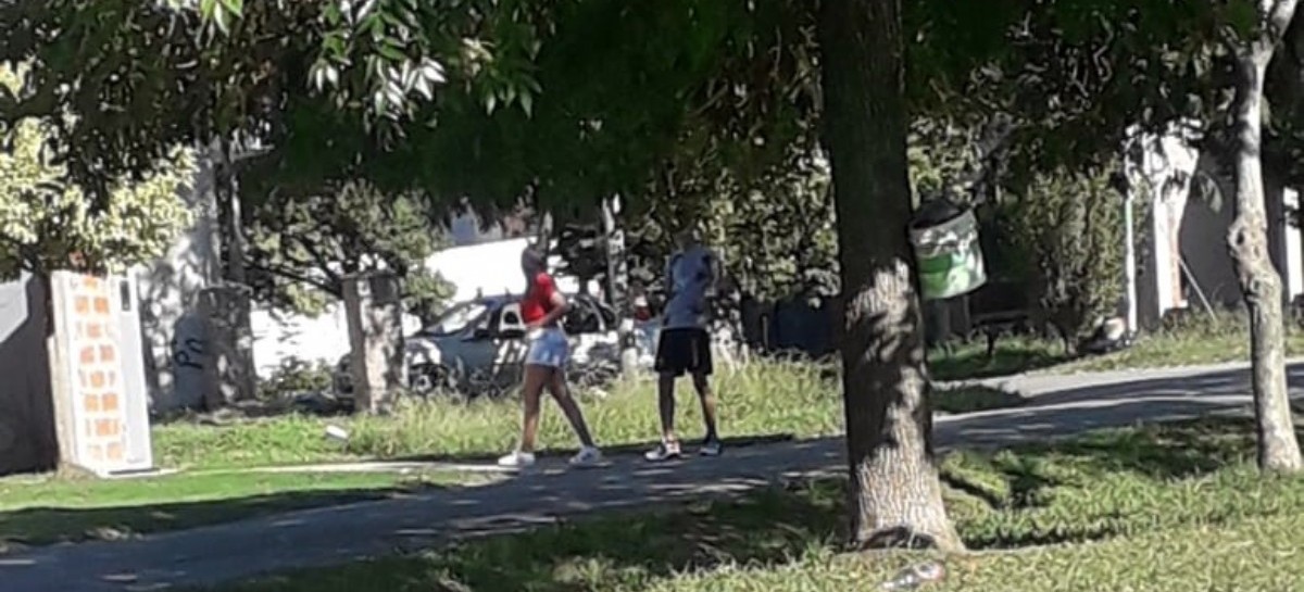 La Plata: se juntan en la plaza, vecinos denuncian; llega la Policía, los reta y se va. Pero vuelven