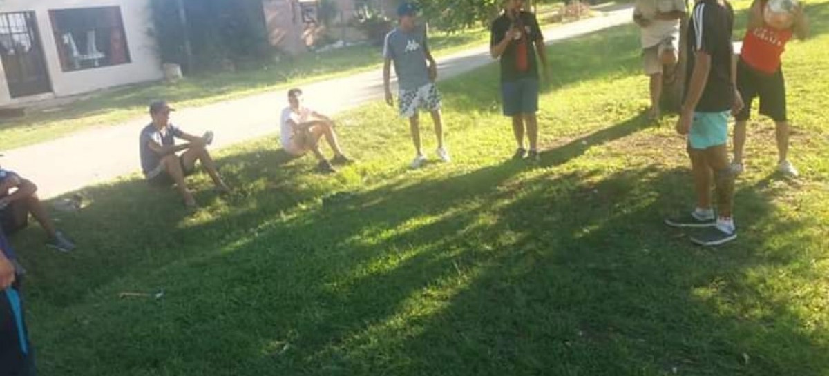 La Plata: se juntan en la plaza, vecinos denuncian; llega la Policía, los reta y se va. Pero vuelven