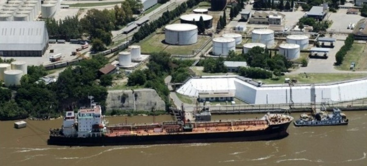 La industria naval denuncia a YPF por irregularidades en el transporte fluvial de combustibles