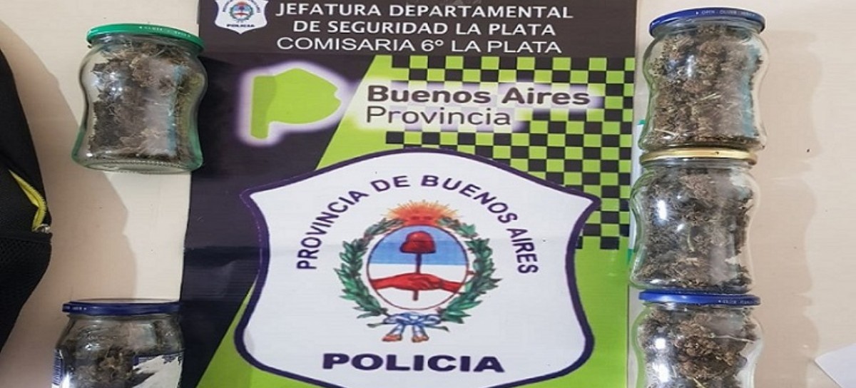Iban zigzagueando con la moto y llamaron la atención de la Policía: llevaban marihuana