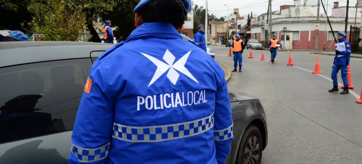 Policía local se pegó un tiro: como la ambulancia no llegaba, fue llevado en patrullero al hospital