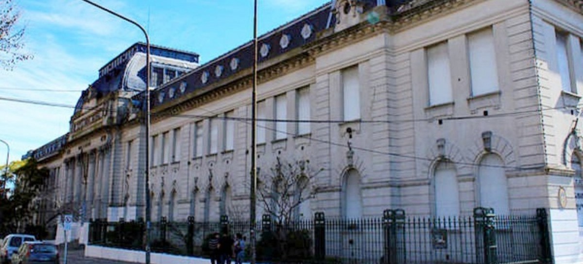 Dos colegios de La Plata, uno de ellos frente a la Catedral, con amenazas de bomba y evacuados