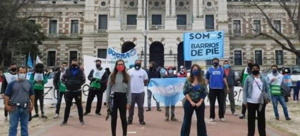 Respaldo a Kicillof del Movimiento Barrios de Pie: hicieron un abrazo al edificio de Gobernación