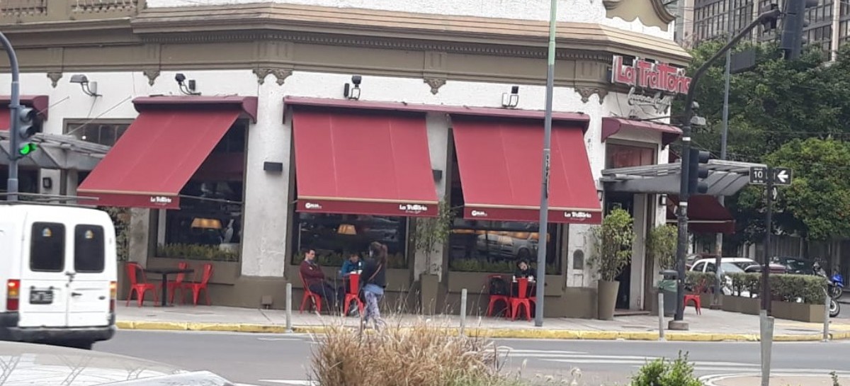 La Plata: como si nada, algunas confiterías del centro están abiertas con atención al público