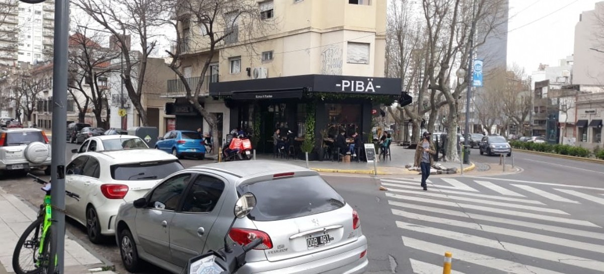 La Plata: como si nada, algunas confiterías del centro están abiertas con atención al público