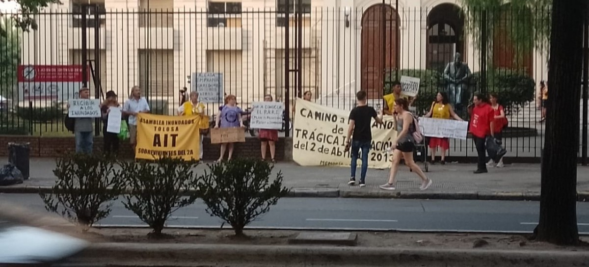 La Plata: víctimas de la inundación de 2013 recorrieron el centro con el lema PLAN DE EVACUACIÓN YA
