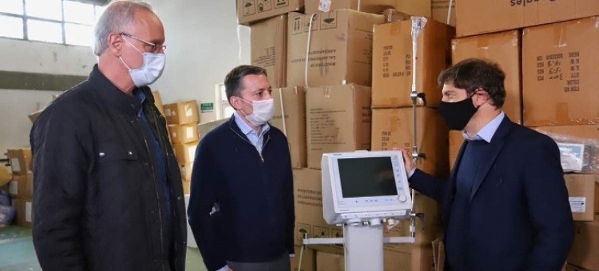 En Ensenada, el gobernador Kicillof le entregó respiradores al intendente de Esteban Echeverría