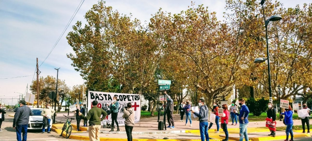 Copetro: "Vecinos Contaminados" protestaron frente al Palacio Municipal de Ensenada