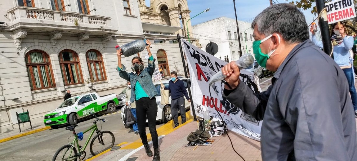 Copetro: "Vecinos Contaminados" protestaron frente al Palacio Municipal de Ensenada