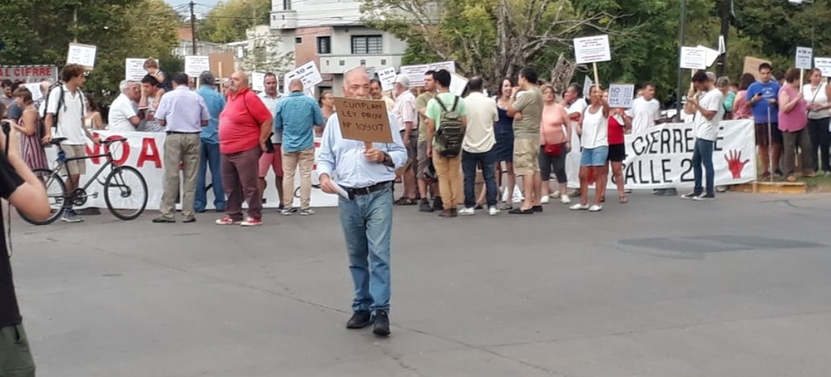 Vecinos de La Plata le dijeron "No al bajo nivel de 1 y 32"