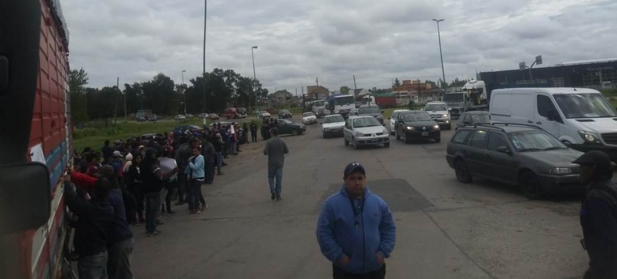 La Plata: Quinteros y camioneros cortan el cruce de Avenida 44 y Ruta 36, en la localidad de Olmos