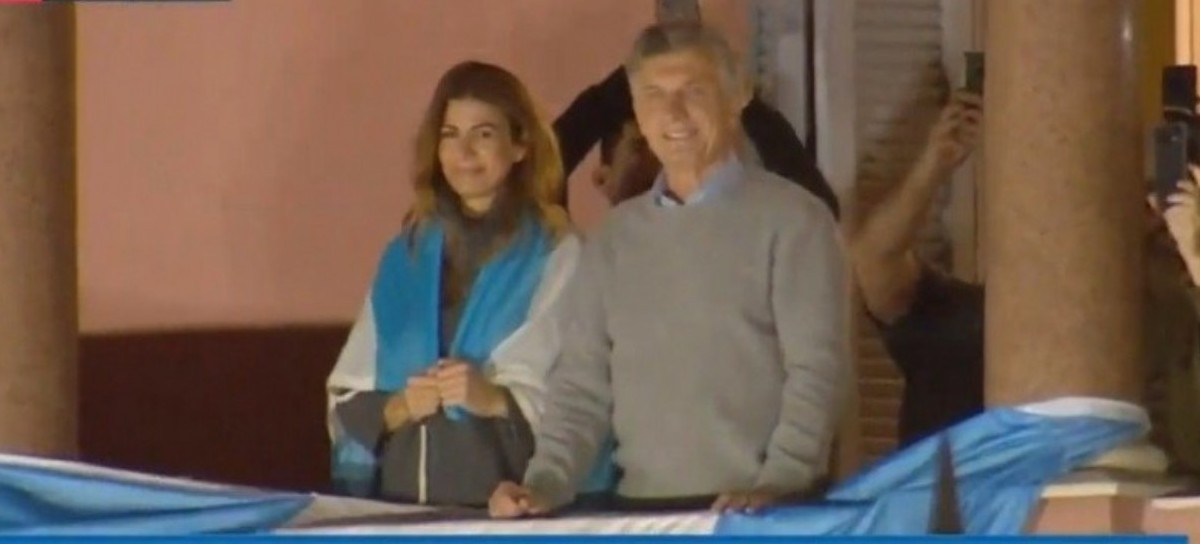 Ante una multitud que se pronunció por su reelección, el presidente Macri saludó desde Casa Rosada