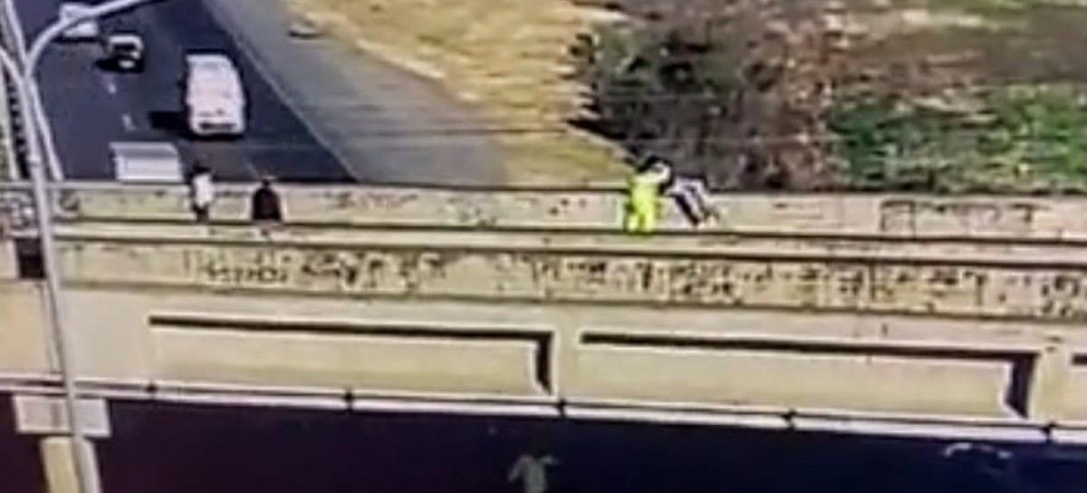 CEAMSE reconoció el gesto de dos operarios que rescataron a un hombre que amenazó con suicidarse