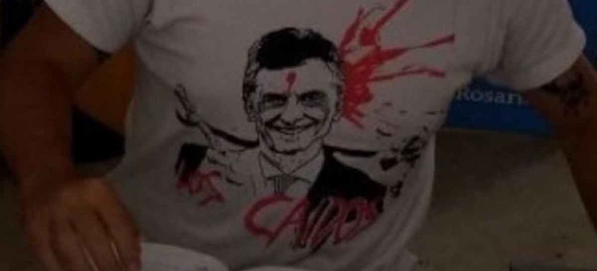 Un empleado municipal llevó una remera de Macri con un balazo y despertó la polémica