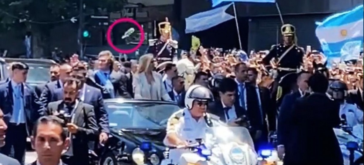 Detienen al hombre que le arrojó una botella al presidente Milei