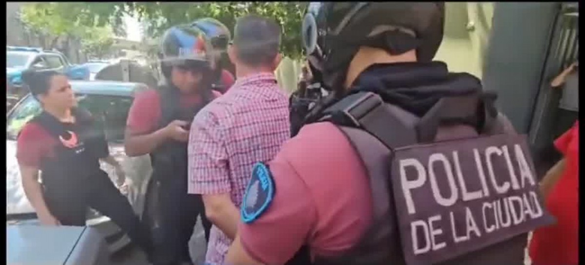 Detienen al hombre que le arrojó una botella al presidente Milei