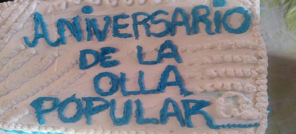 La olla popular "Barrio x Barrio" de La Plata cumplió un año y no hubo ollas: fue choriceada y torta