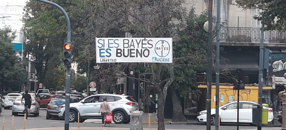 Con juego de palabras y logo de reconocido laboratorio, un candidato busca instalarse en La Plata
