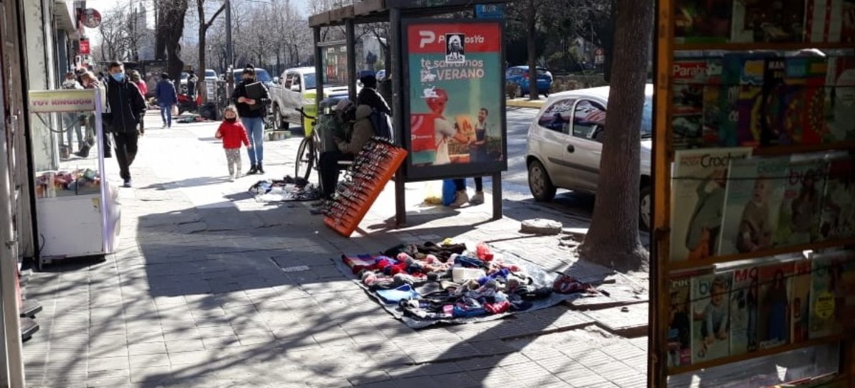 Volvieron recargados: vendedores ambulantes y "arbolitos" de La Plata coparon las veredas del centro