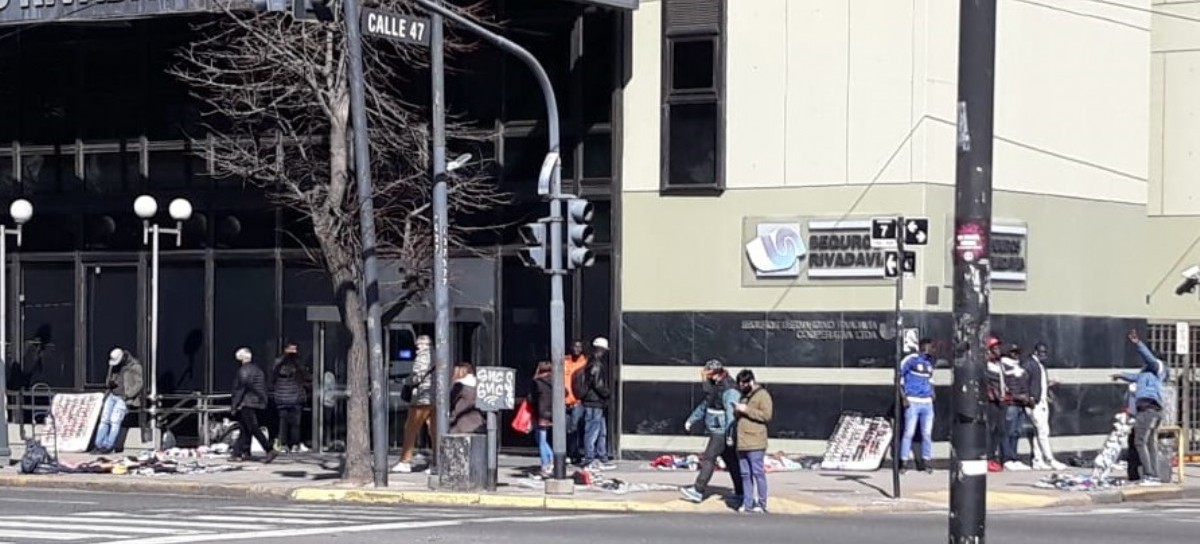 Volvieron recargados: vendedores ambulantes y "arbolitos" de La Plata coparon las veredas del centro