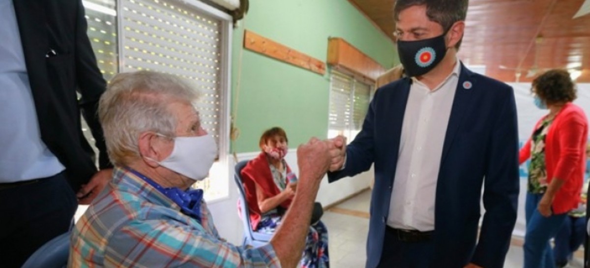 Magdalena: el gobernador Kicillof visitó un operativo de vacunación y recorrió obras en un hospital