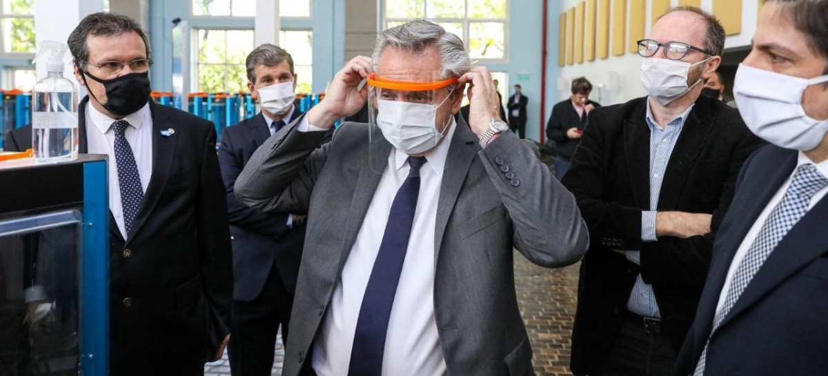 El presidente Fernández fue al Museo Malvinas y Educ.Ar, donde fabrican máscaras por  el coronavirus