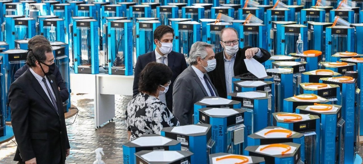 El presidente Fernández fue al Museo Malvinas y Educ.Ar, donde fabrican máscaras por  el coronavirus