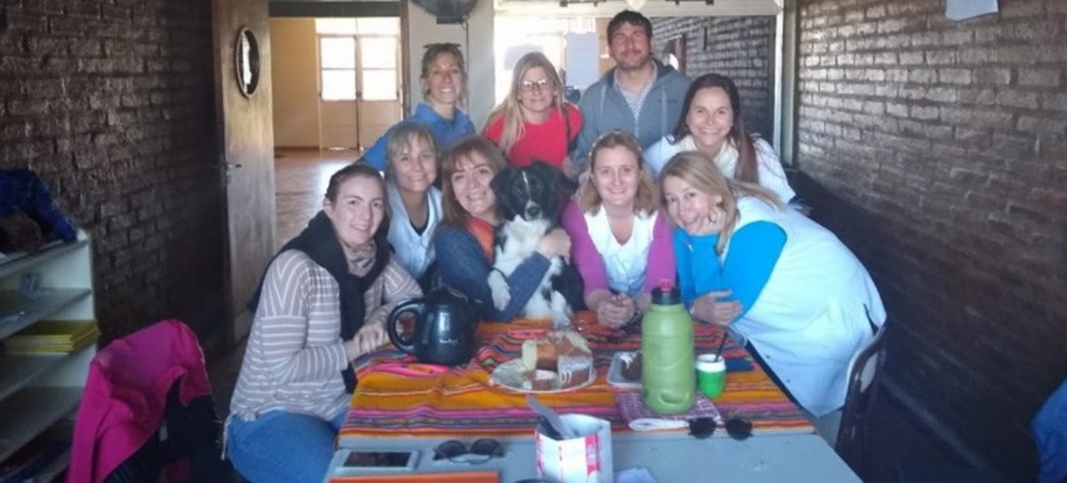 Premian con una "libreta de calificaciones" a una perra que asiste todos los días a clase