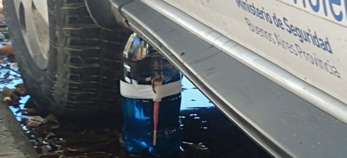 Personal de APreViDe de La Plata encontró una bomba molotov debajo de una de las camionetas