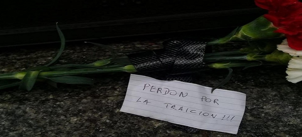 "Perdón por la Traición", dice un cartel con flores colocado en la tumba del ex presidente Alfonsín