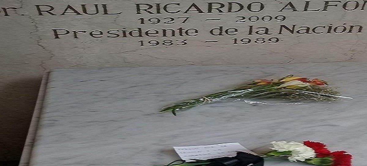"Perdón por la Traición", dice un cartel con flores colocado en la tumba del ex presidente Alfonsín