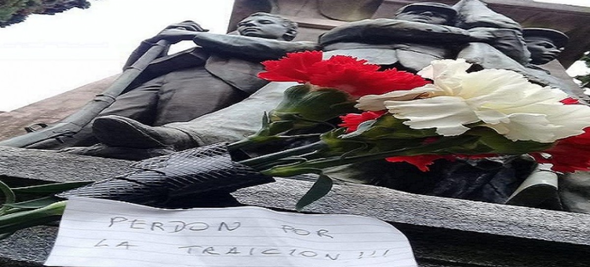 "Perdón por la Traición", dice un cartel con flores colocado en la tumba del ex presidente Alfonsín