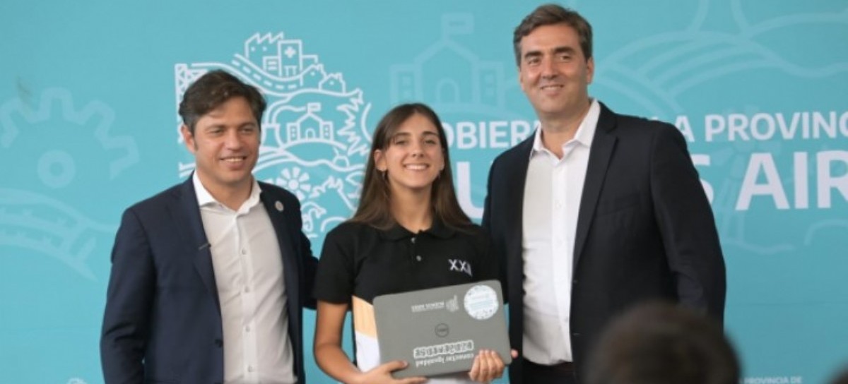 Luján: en el marco de Conectar Igualdad, Kicillof entregó 251 netbooks a estudiantes secundarios