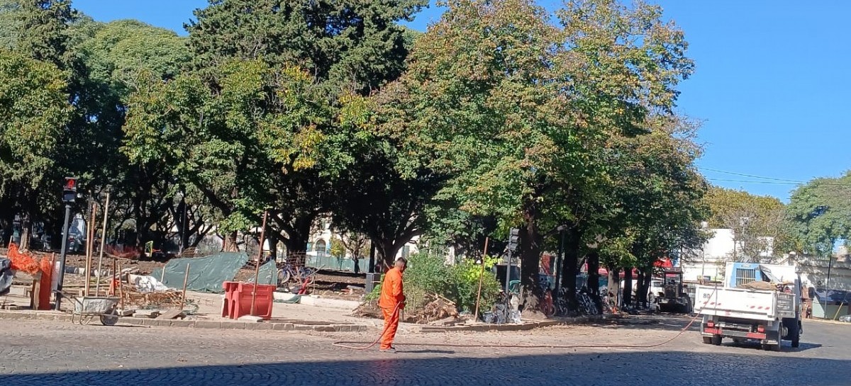 Adiós al adoquinado platense: carrera por el asfalto de plazas emblemáticas de la ciudad